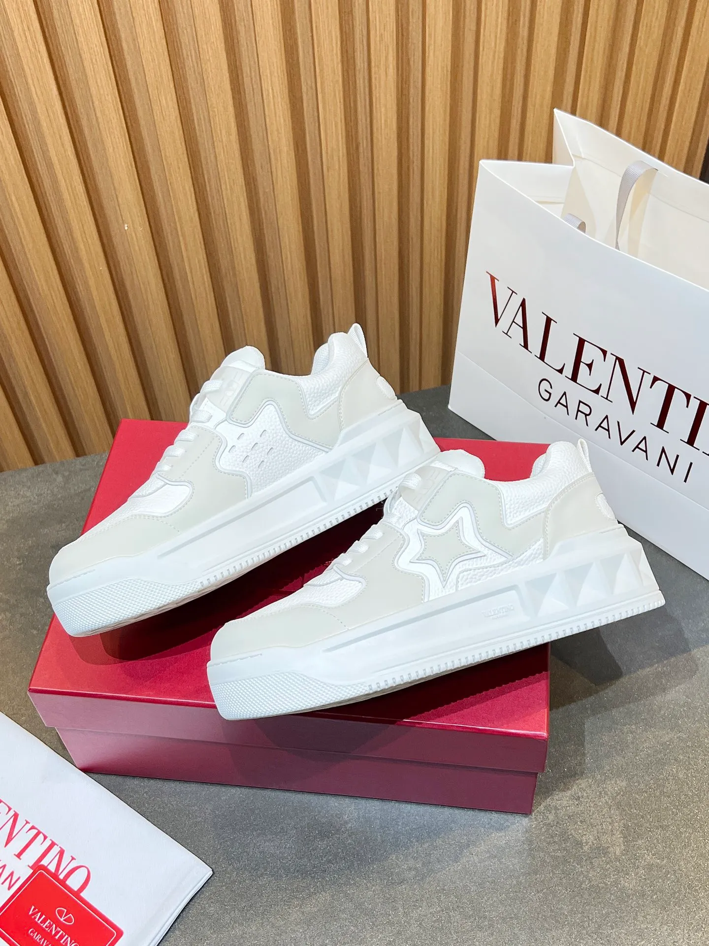 👟👟Ex-factory price 660👟👟 𝑽𝒂𝒍𝒆𝒏𝒕𝒊𝒏𝒐Valentino 𝑶𝒏𝒆𝑺𝒕𝒖𝒅 Couple casual sports shoes series Valentino 2024 new couple sports shoes are on sale. The original ZP was purchased and dismantled. Repeated pattern making and modification. I tried my best to restore it one to one! Top luxury masterpiece Signature five-pointed star design Soft and comfortable genuine leather with contrasting colors brings excellent and elegant texture and excellent on-foot comfort Top purchasing version upper: imported calfskin surface/original oil edge craftsmanship Outsole: original development 𝐓𝐏𝐔 two-color combination outsole Packaging: original configuration complete package Code number: 34-𝟒𝟓